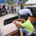 En el Laboratorio de Criminalística y Ciencias Forenses de la Zona 8, hasta el mediodía de ayer habían sido identificados 34 cuerpos, de los cuales 4 habían sido entregados a sus familiares.