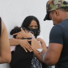 Los familiares protagonizaron escenas desgarradoras afuera de la morgue.