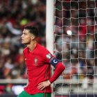 El delantero Cristiano Ronaldo se lamenta tras la derrota de Portugal ante Serbia.