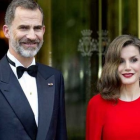 Los reyes de España suelen hacer noticia con gestos como el embarcarse en un bus de transporte público para ir a un evento.