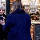 Unas clientas muestran su pasaporte de vacunación para acceder a un restaurante en Berlín.