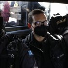 Autoridades custodian a Luis Enrique Martinelli Linares (c), hijo del expresidente panameño Ricardo Martinelli, mientras es extraditado hacia los Estados Unidos, en Ciudad de Guatemala (Guatemala).