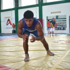 El portovejense Peter Godoy ensaya diariamente las técnicas para superarse en la lucha olímpica.