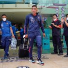 Ángel Mena se dirige al bus de la Tricolor mientras los empleados de la Casa de la Selección le hacen una calle de honor.