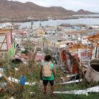 San Andrés (Colombia). Un hombre observa los daños que dejó el huracán Iota.
