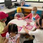 En la sala de juegos de Solca, los niños participan en diferentes actividades mientras esperan por sus consultas o el momento de sus terapias.