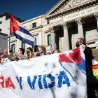 MADRID, 15/11/2021.- Concentración en apoyo a la oposición cubana a las puertas del Congreso de los Diputados en Madrid EFE/Luca Piergiovanni