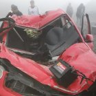 Este vehiculo fue víctima de la caída de rocas en esa peligrosa vía que une a la costa con el Austro.