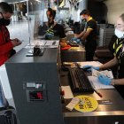 Imagen de archivo de un pasajero se registra para tomar su vuelo.