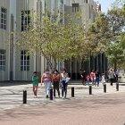 Padres de familia y escolares acuden al centro de vacunación del colegio nacional Vicente Rocafuerte, de Guayaquil, este martes 16 de noviembre de 2021.