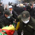 Policías bolivianos hacen frente a protestas antigubernamentales