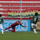 Marcelo Martins (d) de Bolivia falla un penalti ante Fernando Muslera de Uruguay, durante un partido de las eliminatorias sudamericanas rumbo al Mundial de Qatar 2022.