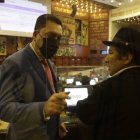 El asambleísta correísta Carlos Zambrano dialoga con su colega de Pachakutik, Salvador Quishpe durante la lectura del informe de primer debate.