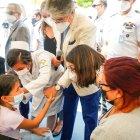 El presidente ecuatoriano Guillermo Lasso (c), recorre un centro escolar hoy en Guayaquil (Ecuador).