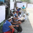 Familiares de personas detenidas en la Penitenciaría del Litoral aguardan información sobre el estado de sus parientes. Exigen se paren las muertes.