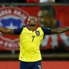 Pervis Estupiñán de Ecuador celebra el primer gol ante Chile en el estadio San Carlos de Apoquindo