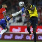 El jugador de la seleccion chilena Arturo Vidal golpea a Félix Torres durante el partido clasificatorio al mundial de Qatar 2022. Por esa acción se fue expulsado