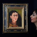El personal de una casa de subastas de Sotheby"s con el último autorretrato del "busto" de la artista mexicana Frida Kahlo, titulado "Diego y yo" (Diego y yo), en Sotheby"s en Londres, Gran Bretaña, el 21 de octubre de 2021.