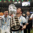Lionel Messi de Argentina besa, el 10 de julio de 2021, el trofeo de la Copa América, tras la final de la Copa América contra Brasil en el estadio Maracaná de Río de Janeiro (Brasil).