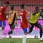 Moisés Caicedo (derecha) celebra el segundo gol ecuatoriano ante Chile. El volante recuperó el nivel que tenía en el inicio de las eliminatorias gracias a que cambió de club y ahora tiene más minutos de competencia.