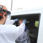 PERSONAL DE LA ESPOL RECOLECTA UNA MUESTRA PARA EL DIAGNÓSTICO DE COVID-19, EN MAYO DE 2020