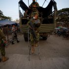 Militares ecuatorianos llegan a la Penintenciaría del Litoral, en Guayaquil (Ecuador), tras una violenta masacre el pasado sábado que dejó 68 reos muertos, en una fotografía de archivo.