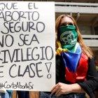 Manifestantes participan de una protesta que apoya la despenalización del aborto, frente a la sede de la Corte Constitucional hoy en Bogotá (Colombia).