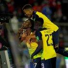 Pervis Estupiñán (c) de Ecuador celebra un gol mandando a callar a sus detractores.