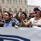 Estudiantes universitarios ecuatorianos protestando frente al Palacio de Gobierno en Quito (Ecuador), en una fotografía de archivo.