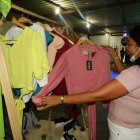 Indumentaria. El grupo está conformado por diez costureras de diferentes sectores del cantón. Ellas anhelan que más mujeres se sumen y que la marca llegue a otras ciudades como Guayaquil. 2. Iniciativa. Para poder mostrar su talento, las artesanas prestan las máquinas y un salón de eventos donde desfilan otras mujeres. 
========