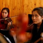 Estudiantes del Instituto Nacional de Música de Afganistán asisten a clase en Kabul (Afganistán).