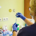 Una enfermera se prepara para administrar una dosis de la vacuna contra la COVID-19 en el Hospital muncipal de Poznan, Polonia. EFE/EPA/Marek Zakrzewski