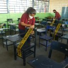 Padres de familia de la escuela Ángel Felicísimo Rojas, limpian y desinfectan las aulas del plantel.