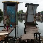 En muchos países en desarrollo la falta de inodoros es agobiante.