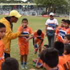 Carlos Ortega (naranja) y Jahaira Rodríguez (blanco) son los formadores del club Semillitas.