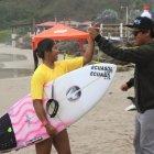 La surfista (i) oriunda de Engabao ganó dos títulos en el último torneo de Montañita.