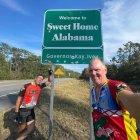 El pastor evangélico Doug Pagitt (d) a su llegada al estado de Alabama, en un recorrido de nueve semanas.