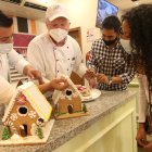 Opción. Unos clientes ven la propuesta de la tradicional panadería y pastelería California para este diciembre.