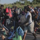 Migrantes centroamericanos caminan en una nueva caravana en el municipio de Tapachula, en el estado de Chiapas (México).  EFE/Juan manuel Blanco