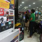 Los locales comerciales en Guayaquil ya muestran las ofertas para atraer a los clientes.