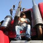 Armando Gutiérrez disfruta su almuerzo en tarrina, un arroz con seco de pollo, antes de emprender su viaje a la Amazonía.