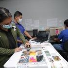 Laura Pin, alumna del Instituto Tecnológico Superior Guayaquil, pone en práctica lo que ha aprendido en el aula. Lo hace en una empresa a la que acude de lunes a viernes.