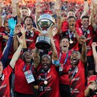 Los jugadores de Paranaense celebran con el trofeo luego de ganar la final de la Copa Sudamericana.