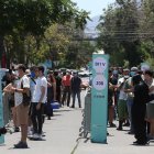 Ciudadanos hacen fila para ingresar a un colegio electoral hoy, en Santiago (Chile).
