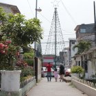 En algunas peatonales de la ciudadela Sauces 1 permanecen los árboles de Navidad que, años atrás, colocaron vecinos, pero alrededor muy pocos siguen la tradición.