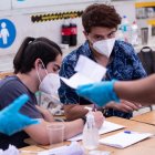 Delegados de mesa comienzan hoy el conteo de votos en el Liceo Juan Pablo Duarte, en Santiago (Chile). Chile comenzó este domingo el conteo de votos en las elecciones presidenciales más decisivas e inciertas de su historia reciente, a la espera de que cierren algunos de los más de 2.800 locales que aún registran filas y que por ley deben permanecer abiertos mientras haya electores dentro. Más de 15 millones de ciudadanos fueron llamados a votar desde las 08.00 hora local (11.00 GMT) hasta las 18.00 hora local (21.00 GMT) para elegir al sucesor del actual mandatario, el conservador Sebastián Piñera, y renovar totalmente la Cámara de Diputados y parcialmente el Senado. EFE/Alberto Valdés