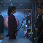 Fotograma cedido por Marvel Studios donde aparece Hailee Steinfeld como Kate Bishop y Jeremy Renner como Clint Barton durante la escena de un episodio de la serie "Hawkeye" que estrenará el 24 de noviembre en Disney+ . Marvel ha llevado a la pantalla aventuras imposibles, luchas impresionantes y misiones extremas para salvar al mundo, pero "Hawkeye", su nueva serie con Jeremy Renner y Hailee Steinfeld, se aleja un poco de la épica de los superhéroes para empaparse del espíritu de la Navidad.