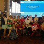 En el Salón de la Ciudad, en el Municipio de Guayaquil, Juan y Juanito Pueblo se conviertieron en la Mamá Noel y Papá Noel de la ciudad.