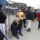 Días después de la masacre, padres y madres de familia se congregan en los exteriores del centro de reclusión para obtener noticias de sus allegados.