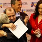 Oscar Iván Zuluaga abraza a su madre luego de conocer que su partido el Centro Democrático lo escogió como el único candidato a la Presidencia de Colombia para representar a este partido en las elecciones del 2022. El excandidato presidencial colombiano Óscar Iván Zuluaga será nuevamente aspirante a ese cargo por el uribista Centro Democrático en las elecciones de 2022, según anunció este lunes ese partido de derechas, que gobierna desde 2018 con Iván Duque. EFE/ Mauricio Dueñas Castañeda